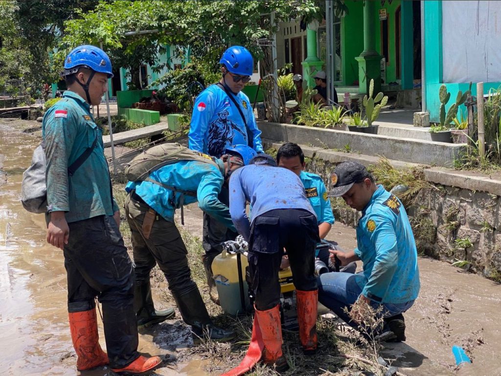 Banjir Bumiayu Surut, Warga dan Relawan Muhammadiyah Gotong Royong Bersihkan Lumpur